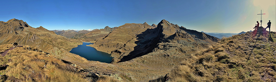 Vista panoramica verso i Laghi Gemelli e le sue montagne, dalla Cima di Mezzeno (2230 m) , dedicata a Papa Giovanni Paolo II